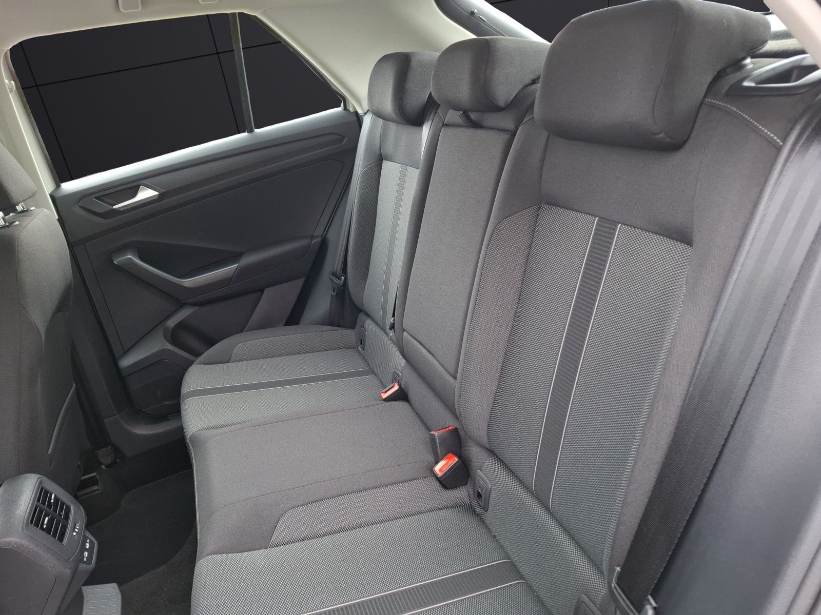 Fahrzeugabbildung Volkswagen T-Roc TSI Life  DSG LED Navi AID ACC RFK SH