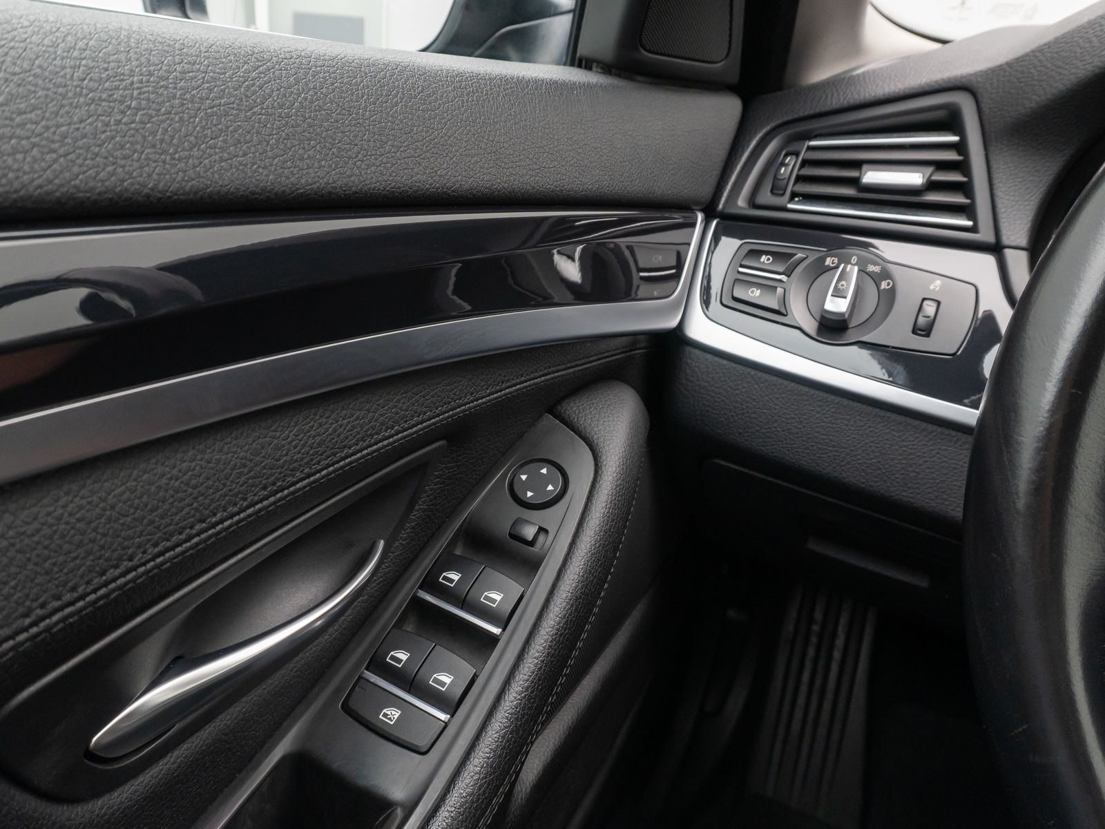 Fahrzeugabbildung BMW 520d  Aut Kamera NaviBusiness HiFi BiXenon Leder