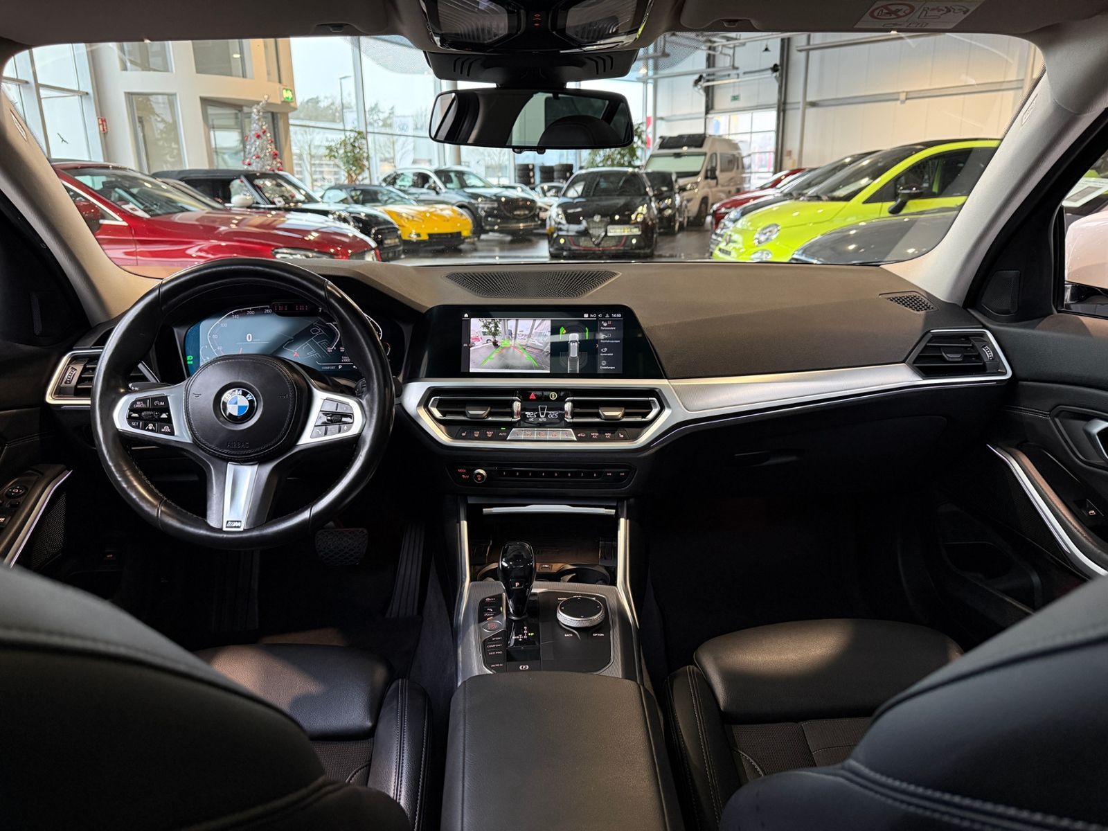 Fahrzeugabbildung BMW 320i Touring Sport Line PANO ACC LASER RFK