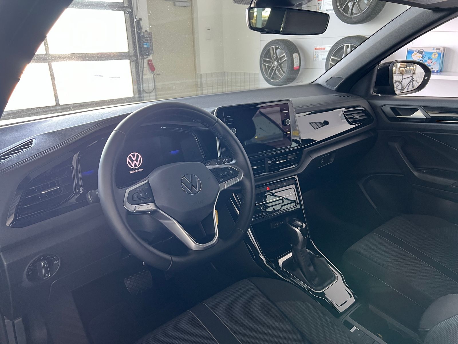 Fahrzeugabbildung Volkswagen T-Roc Cabriolet 1.5 TSI DSG *Black Style, AHK, L