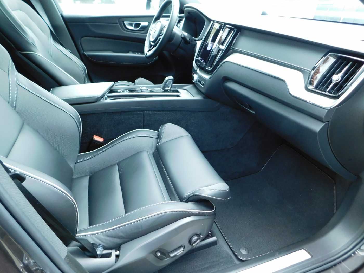 Fahrzeugabbildung Volvo XC60 T8 AWD R-Design 'Head-Up ACC'