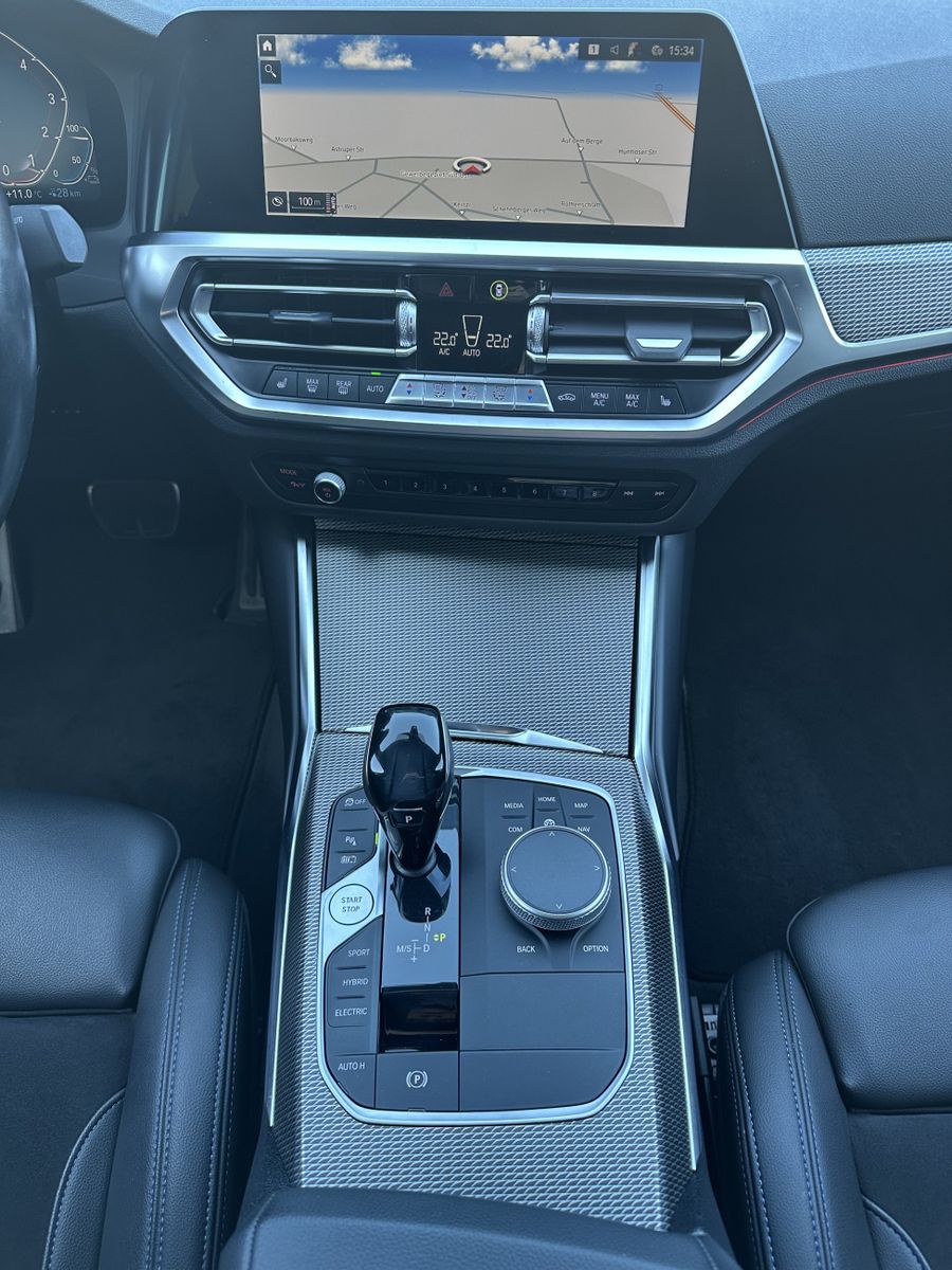 Fahrzeugabbildung BMW 330e M-Sport NAV+LASER+HEAD-UP+19ZOLL+KAMERA+H&K
