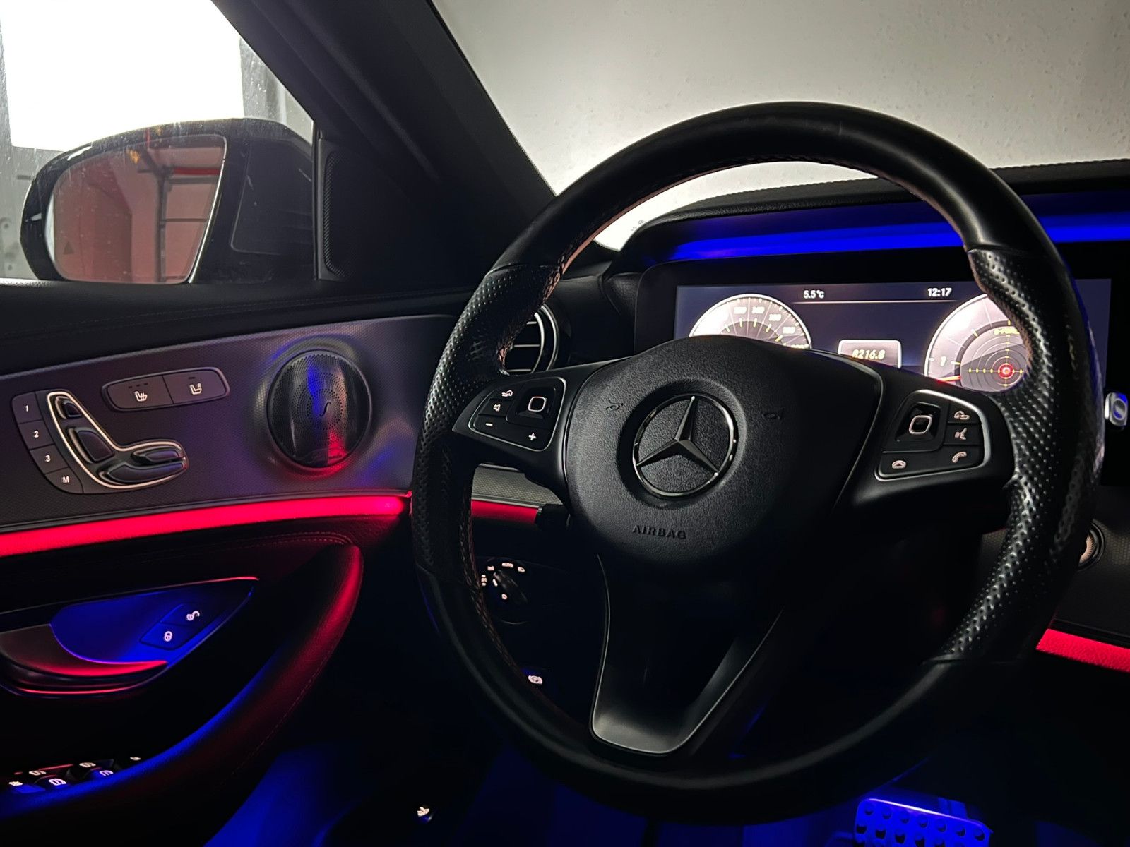 Fahrzeugabbildung Mercedes-Benz E350d AMG-LINE/PANO/BURMESTER/WIDESCREEN/AMBIENT