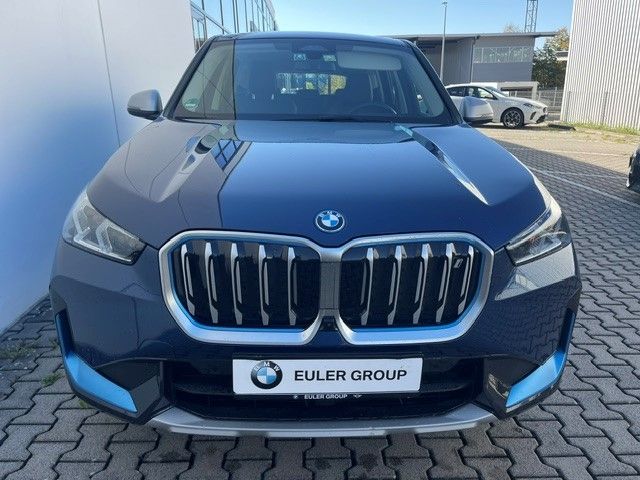 BMW iX1 xDrive 30 xLine AHK SHZ DrivAss HUD LCProf foto 3