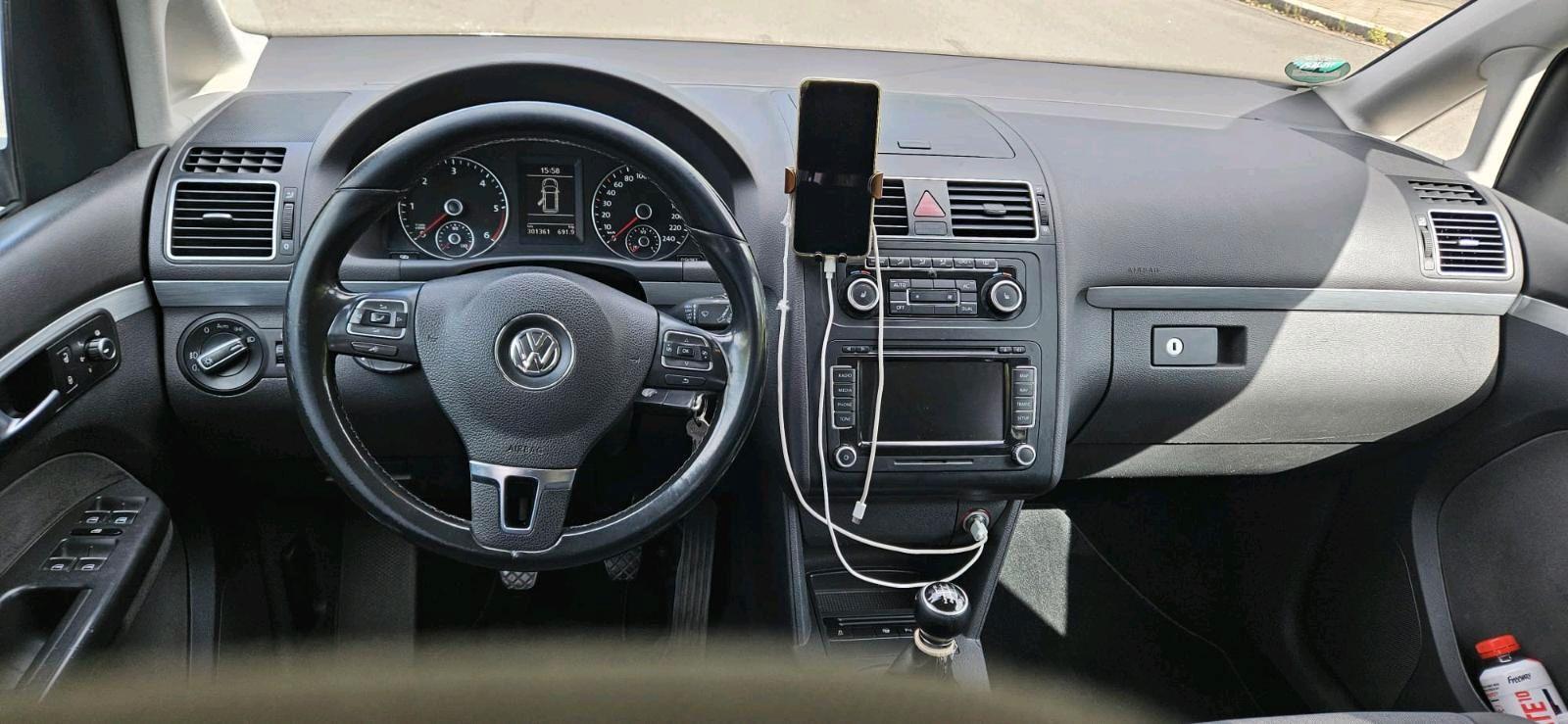Volkswagen Touran 2011 — photo 14