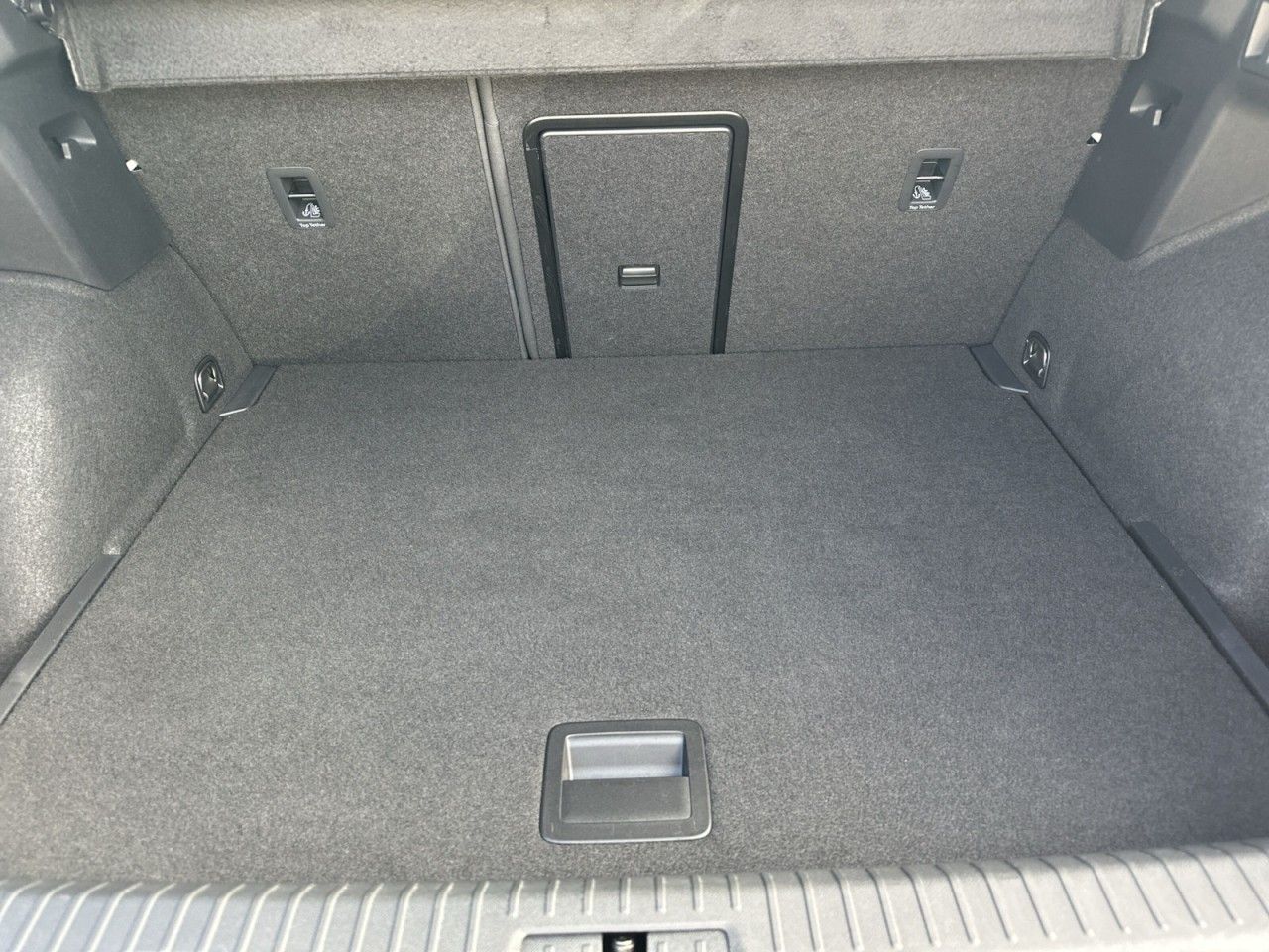 Fahrzeugabbildung CUPRA Formentor 1.5 TSI 150 PS 6-Gang - mit KI generiert/bearbeitet