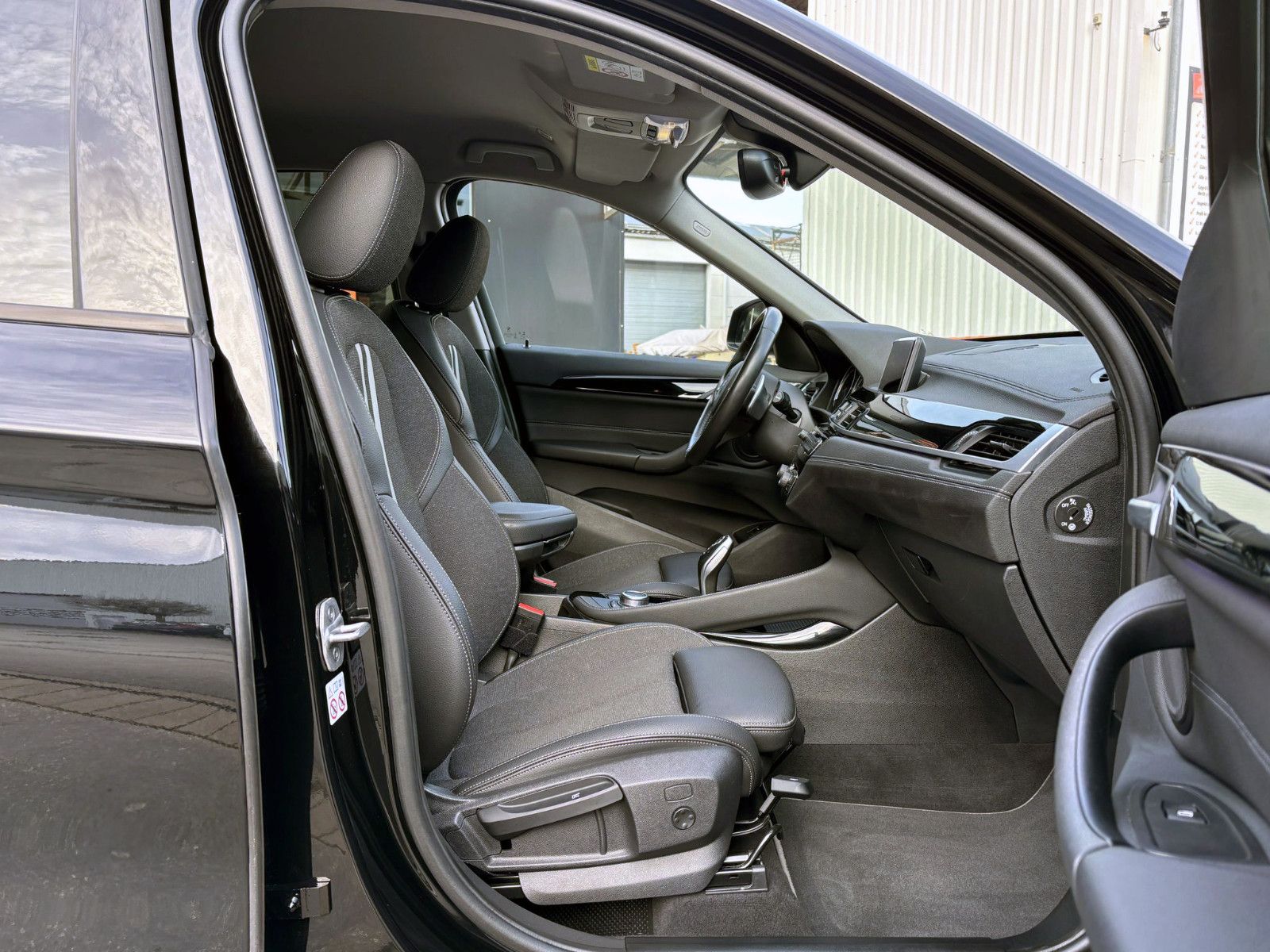 Fahrzeugabbildung BMW X1 sDrive 20i Sport-Line LED SHZ PDC KAM TEMP BT