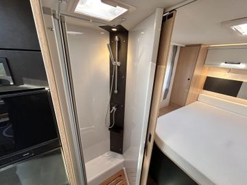 Sunlight Adventure T 69LC 8G Combi 6E SAT TV Heckstützen