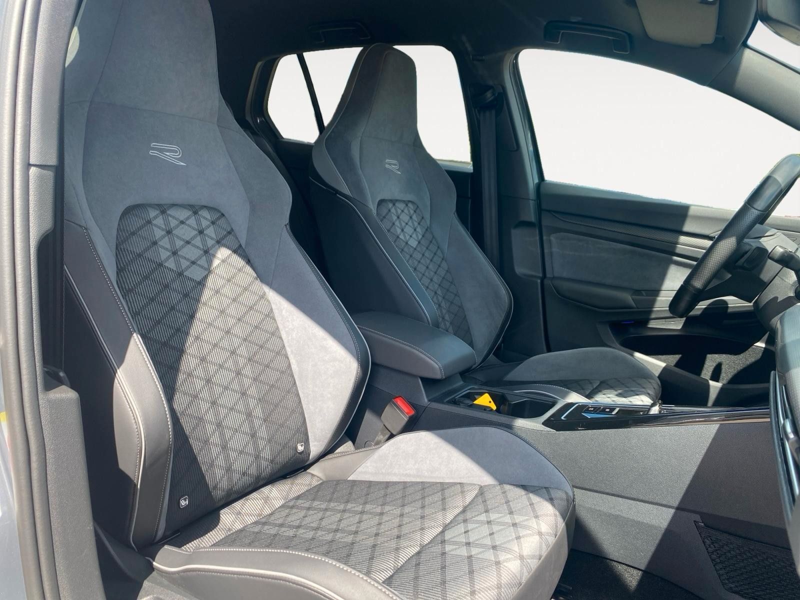 Fahrzeugabbildung Volkswagen Golf 2.0 TSI 4Motion DSG R-Line Black&Style