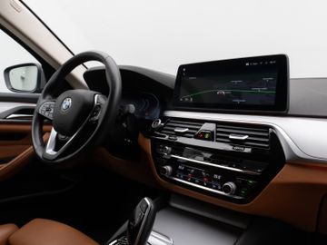 Fahrzeugabbildung BMW 520d Kamera HUD DAB Lenkrhzg Massage AHK Alarm