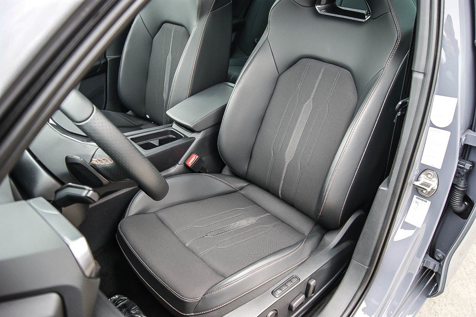 Fahrzeugabbildung CUPRA Leon Sportstourer e-Hybrid PANORAMA CARPLAY ACC