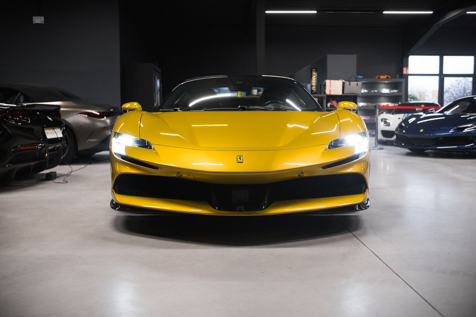 Fahrzeugabbildung Ferrari SF90 Spider-Giallo Montecarlo-Carbon