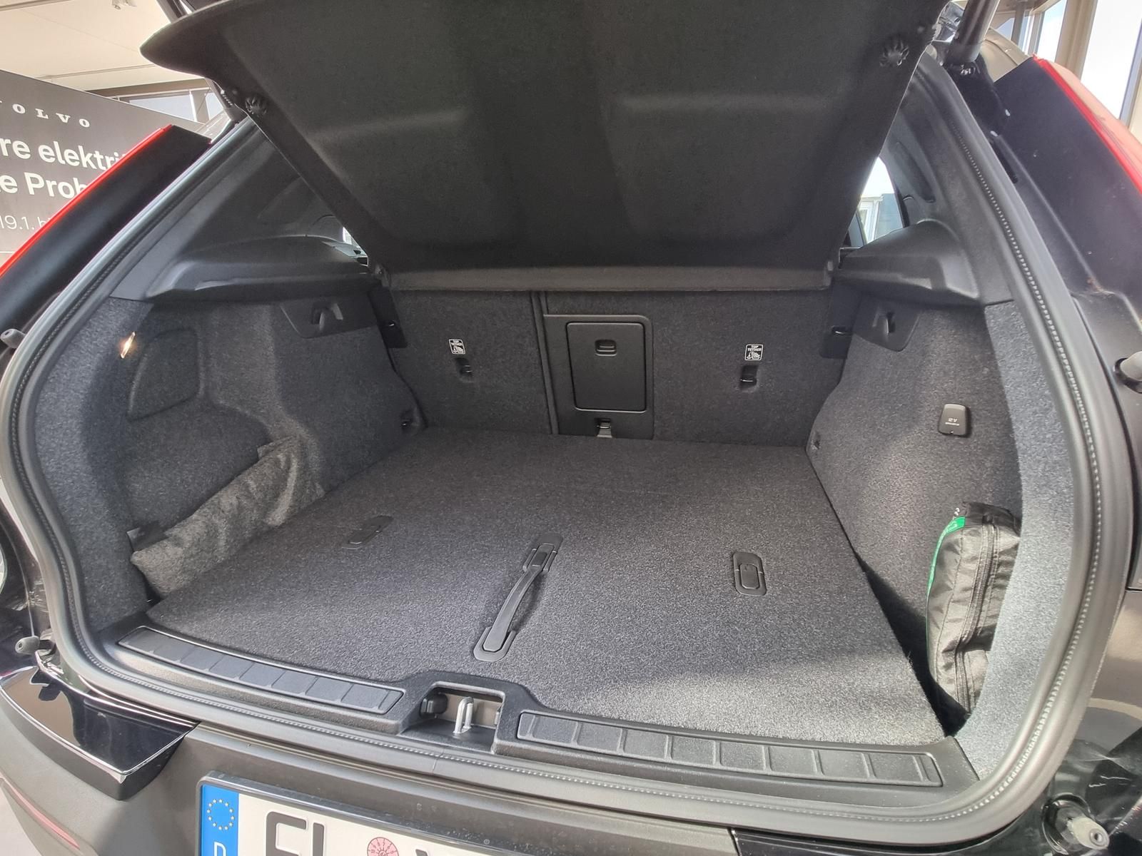 Fahrzeugabbildung Volvo XC40 B4 Plus Black Edition 'Panoramadach'