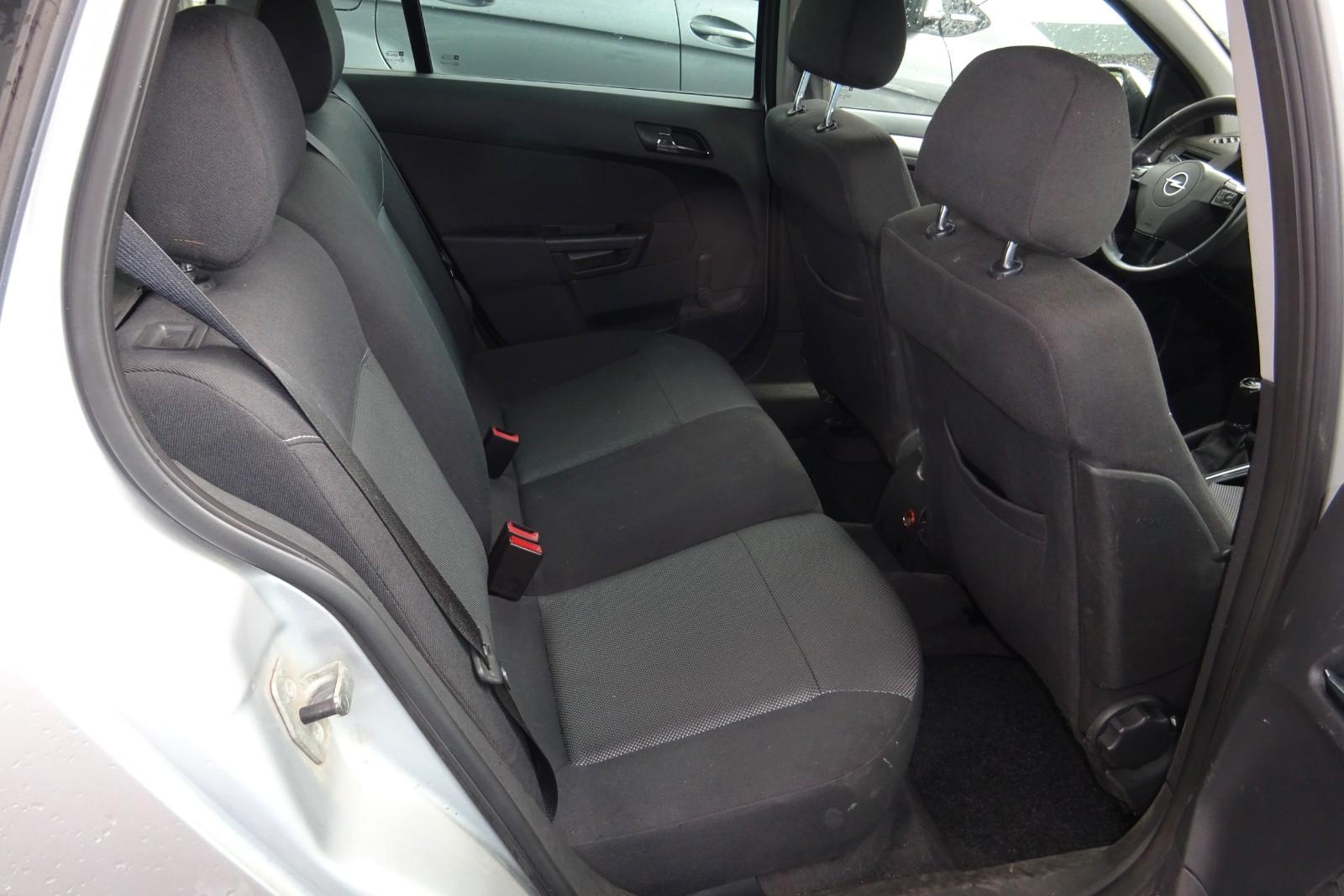 Opel Astra 2010 — photo 9