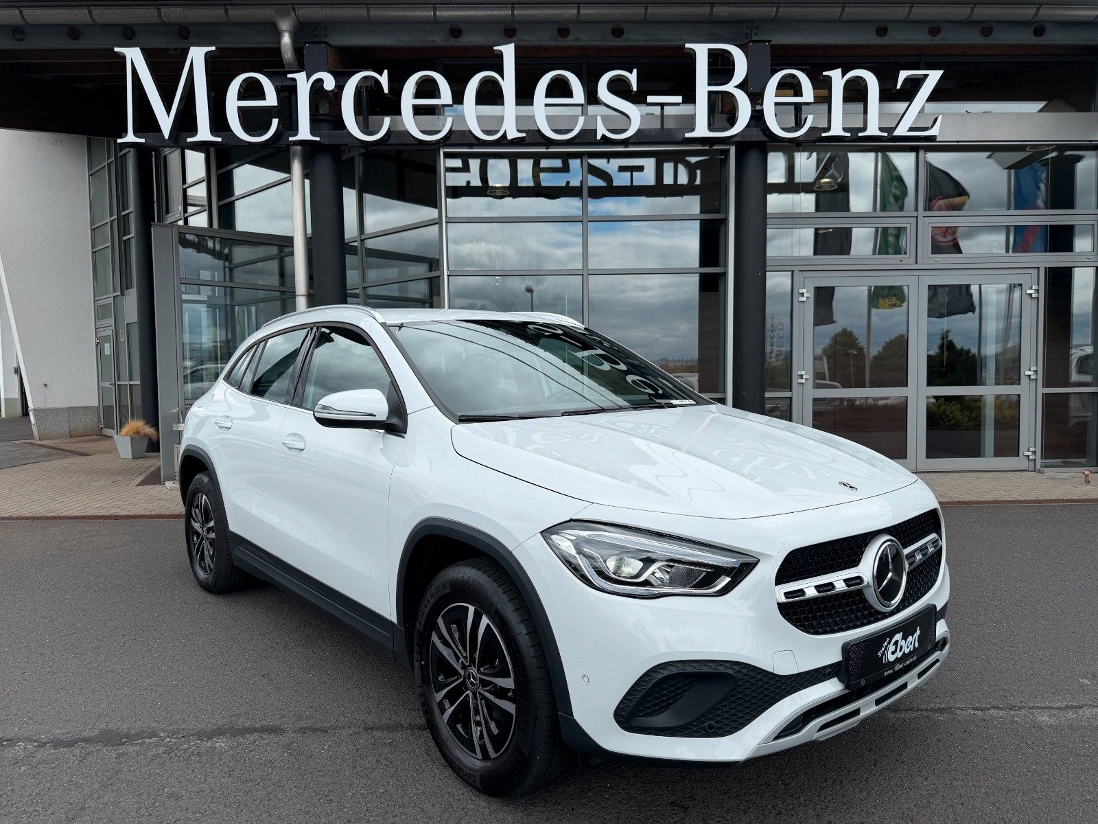 Fahrzeugabbildung Mercedes-Benz GLA 200d Style+Distr+AHK+RKamera+1.Hand