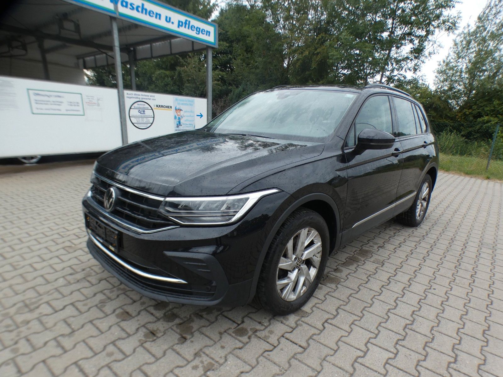 Volkswagen Tiguan - 1