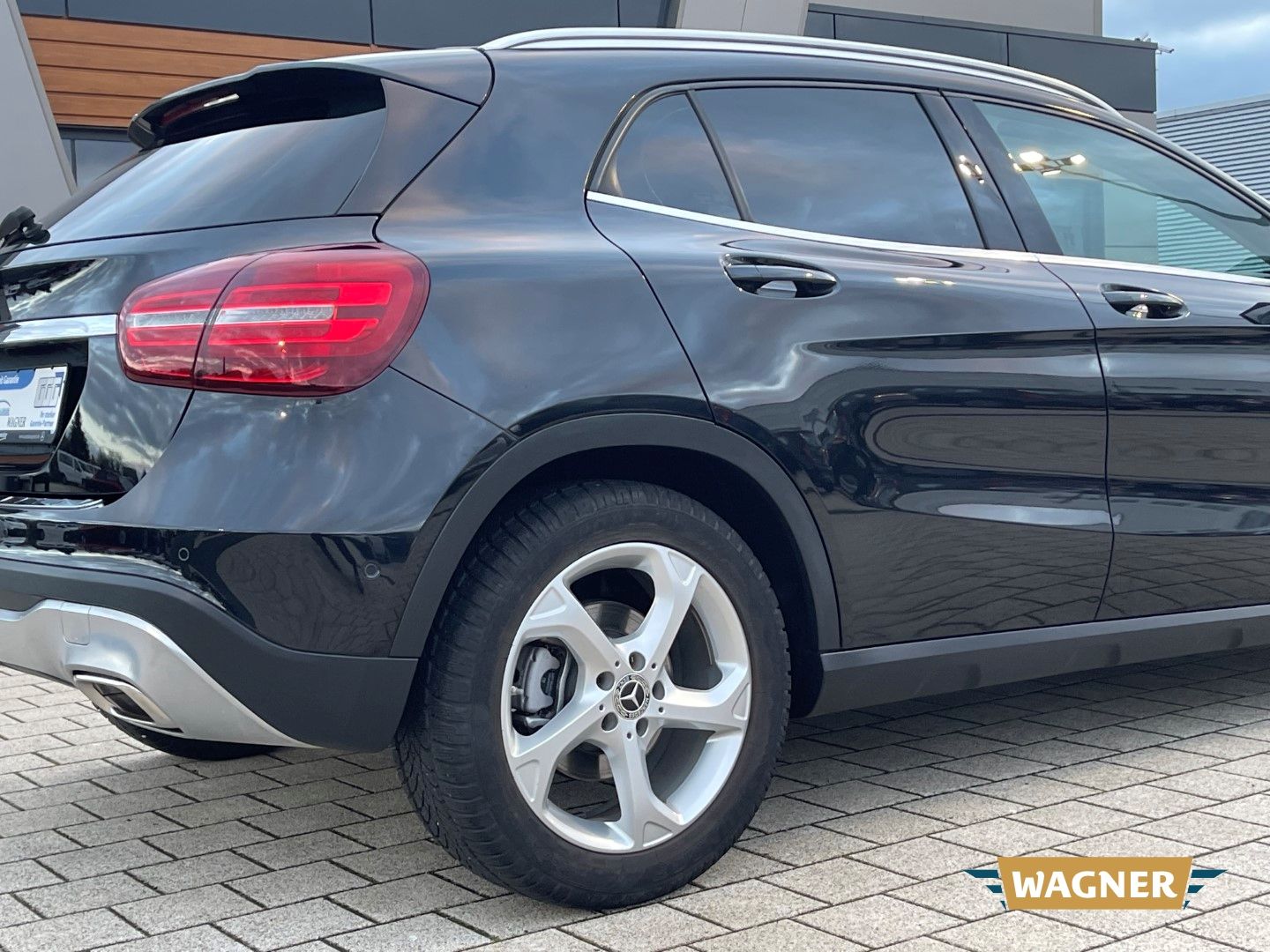 Fahrzeugabbildung Mercedes-Benz GLA 180 Sport Utility Sitzheizung Navi
