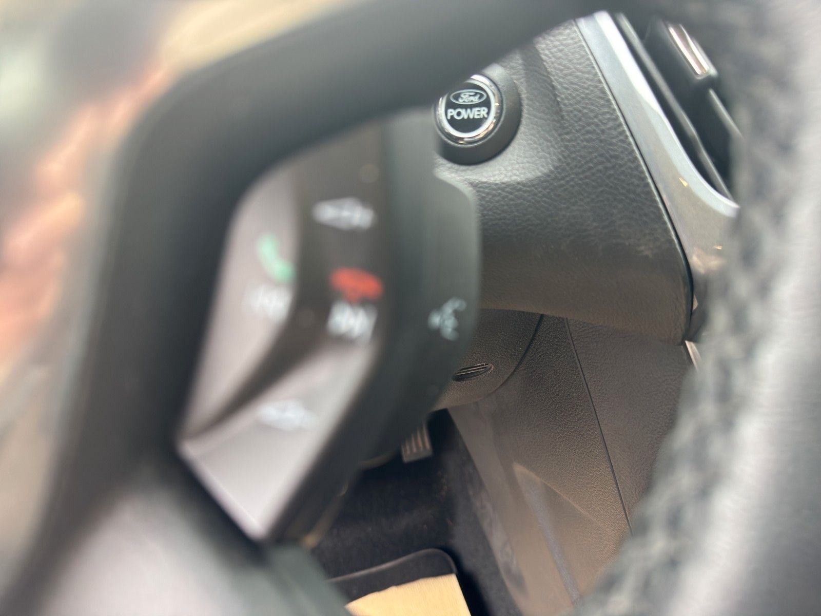 Fahrzeugabbildung Ford Focus Lim. Titanium Automatik/1HAND