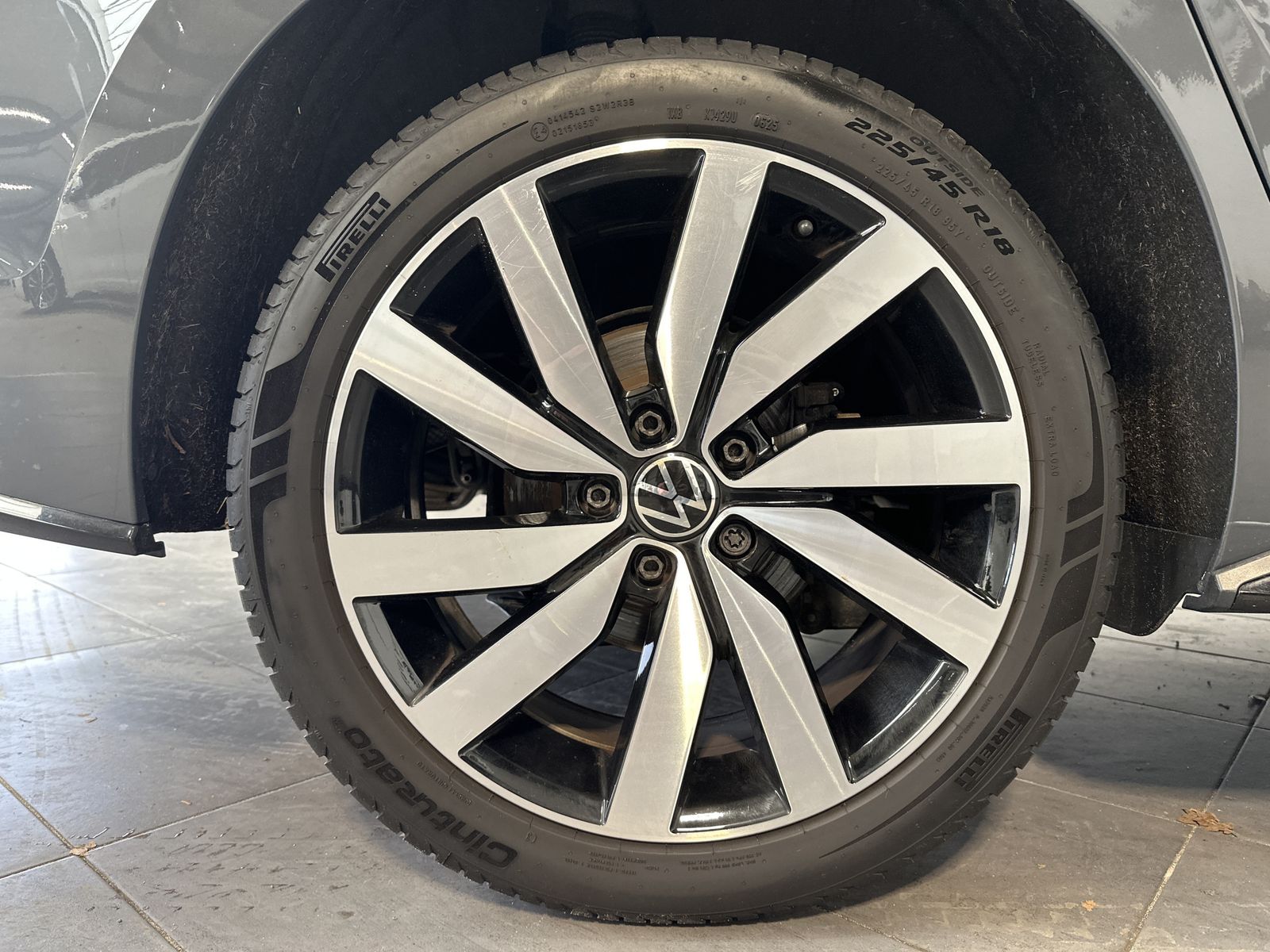 Fahrzeugabbildung Volkswagen Touran 2.0 TDI DSG R-Line NAV+LED+AHK+KAMERA+ACC
