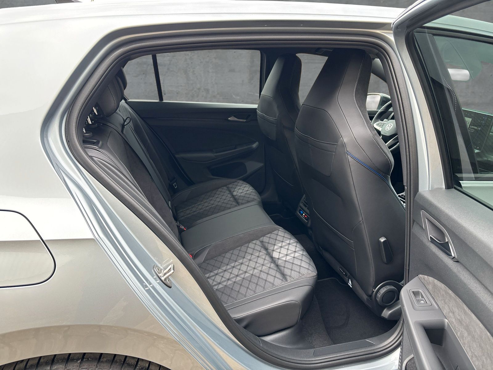 Fahrzeugabbildung Volkswagen Golf  2.0 TDI R-Line DSG AppConnect Standheizung