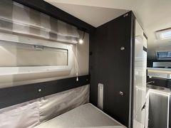 Fahrzeugabbildung Roller Team Kronos 295 TL Hub-Bett SAT TV 5 Schlafplätze