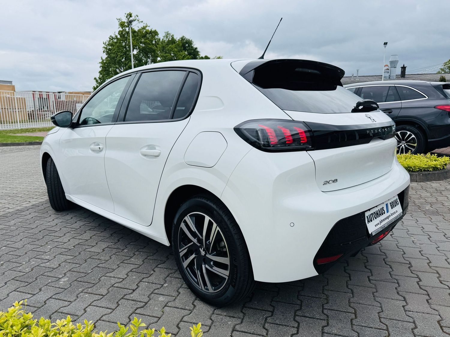 Fahrzeugabbildung Peugeot 208 1,2 PURETECH 100 ALLURE, RFK, LED, MirrorLin