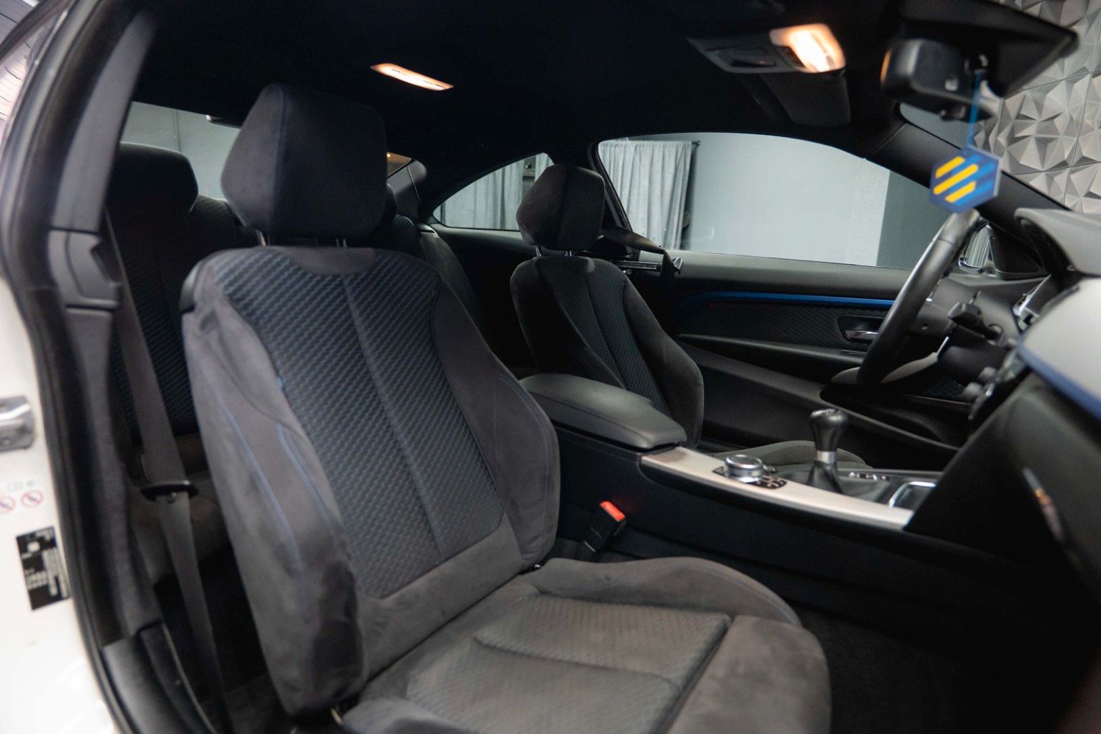 Fahrzeugabbildung BMW 420i M Sport Coupe Shadow Line Performance LCI