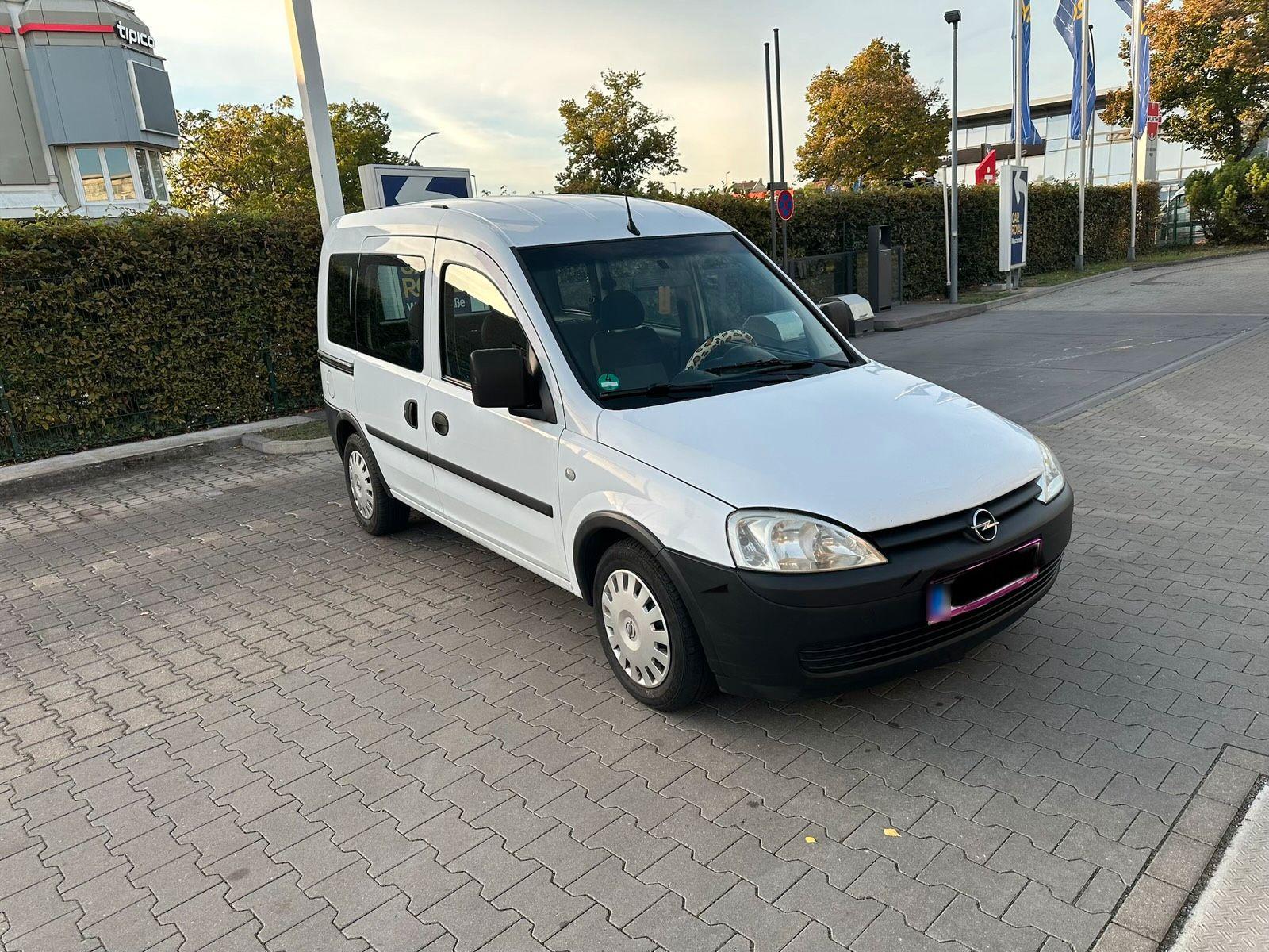 Opel Combo 2009 — салон