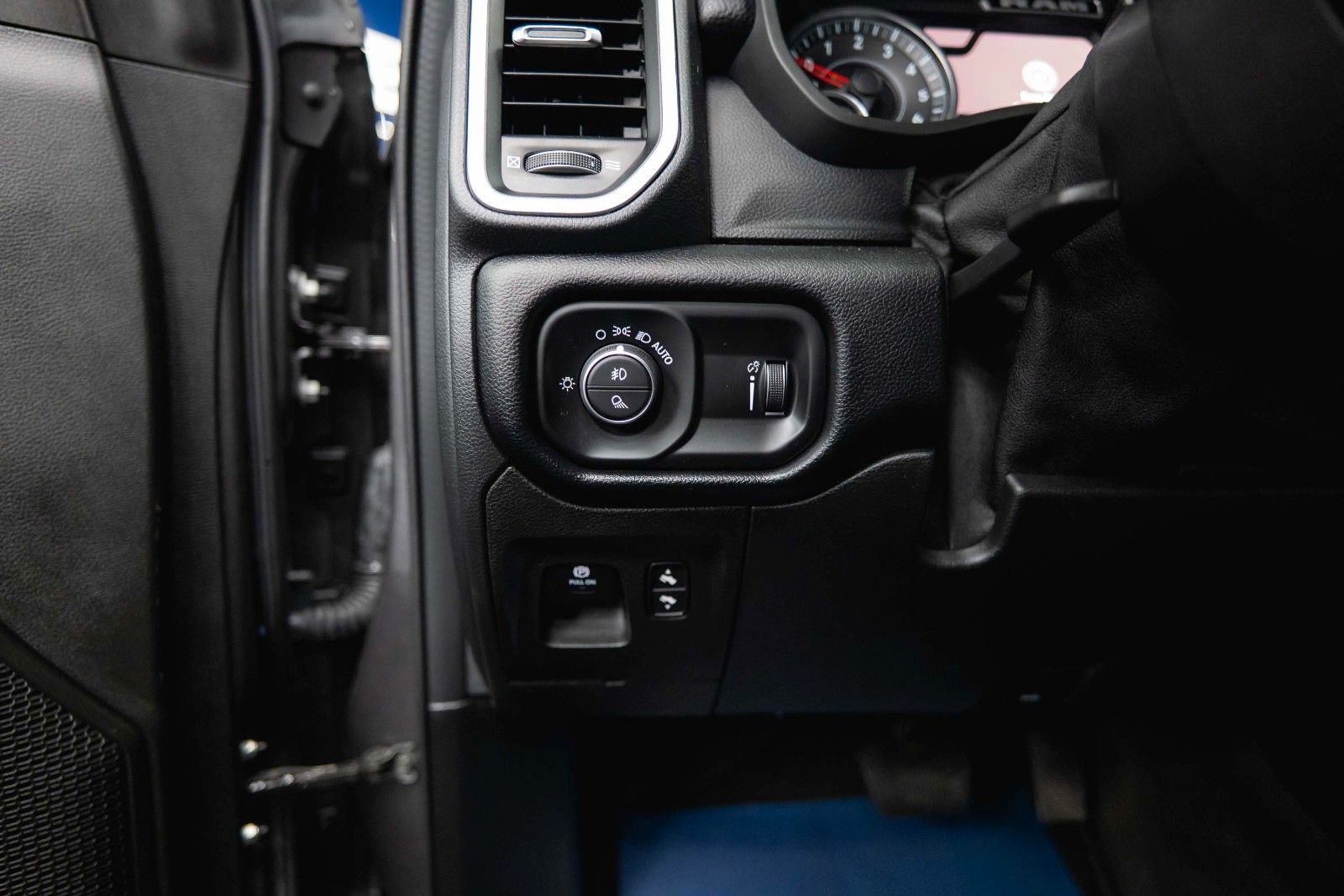 Fahrzeugabbildung Dodge RAM 5.7 V8 HEMI 4x4 Night Limited Longbed 19%