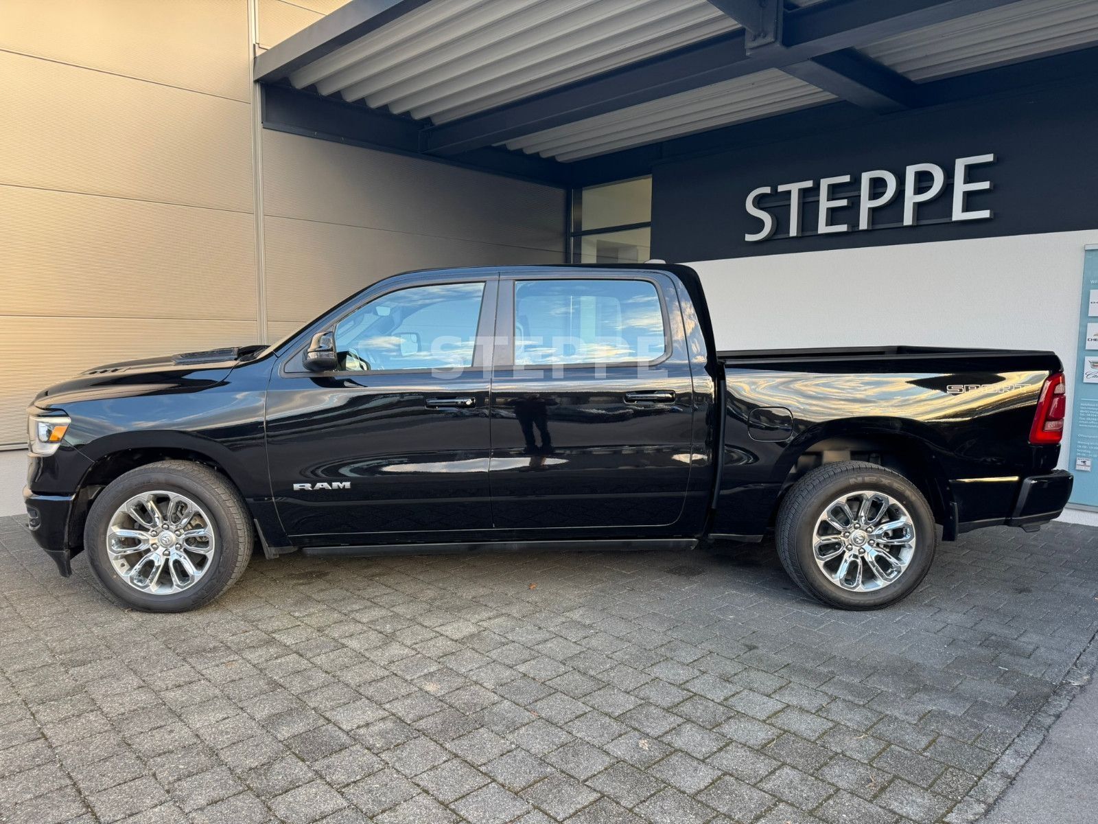 Dodge RAM 1500 5,7 V8  LARAMIE Sport Luftfed. AHK 20"