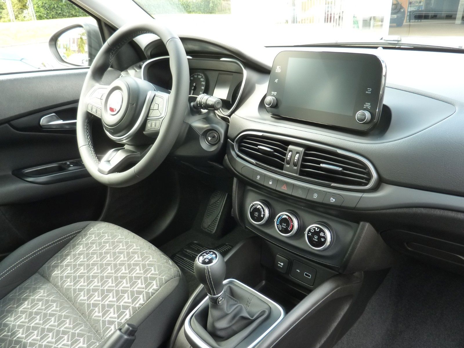 Fahrzeugabbildung Fiat Tipo Cross City 1,0T , AC, BC, PDC, RFK