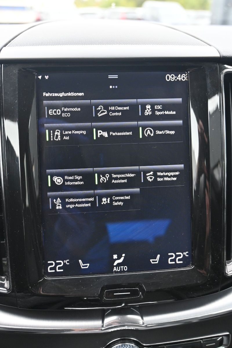 Fahrzeugabbildung Volvo XC60 D4 AWD Momentum *AHK*NAVI*LEDER*LED*