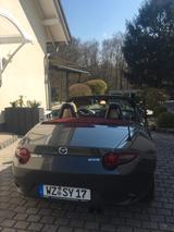 Mazda MX-5 mit rotem Dach - Mazda MX-5 aus 2018