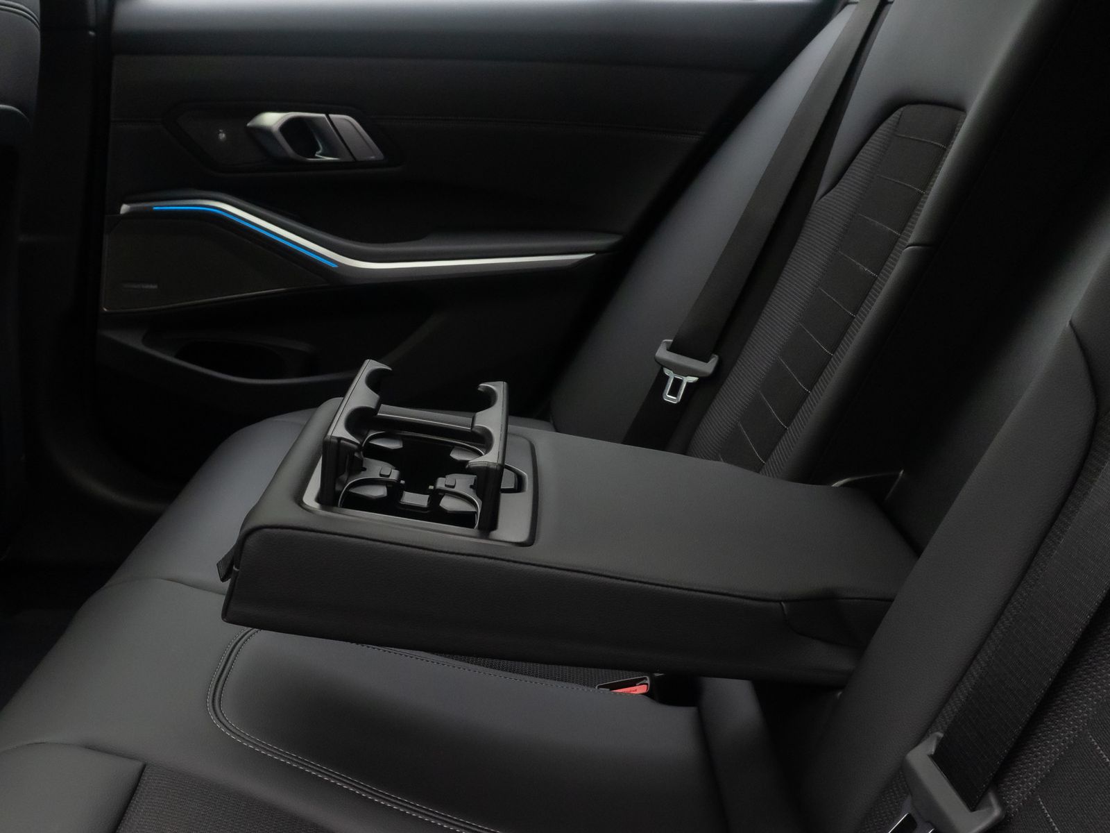 Fahrzeugabbildung BMW 330i Panoram Kamera HUD DAB H/K Komfort Alarm