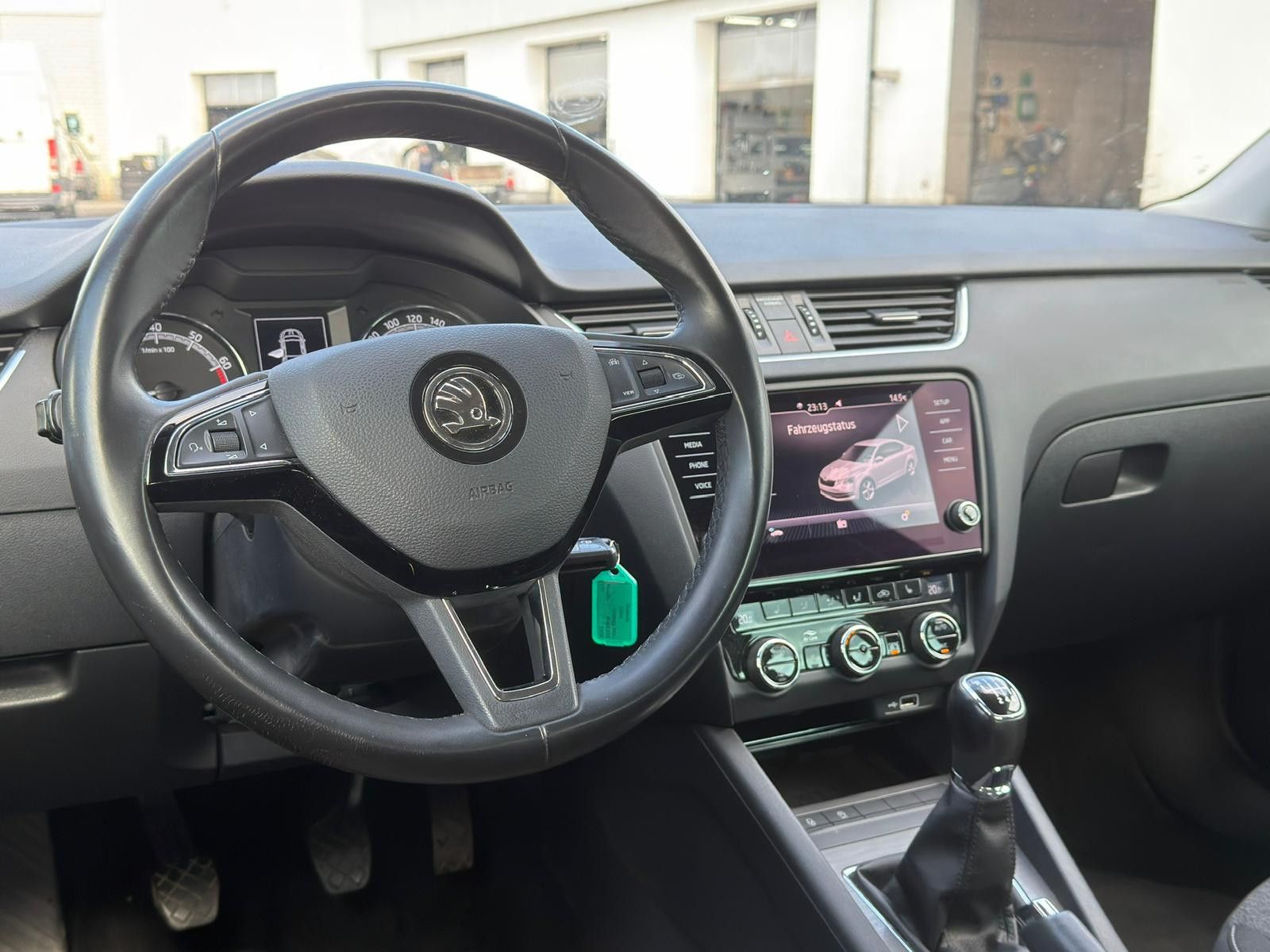 Fahrzeugabbildung SKODA Octavia Lim.*STNDHZNG*SZHZNG*TEMPOMAT*CARPLAY*