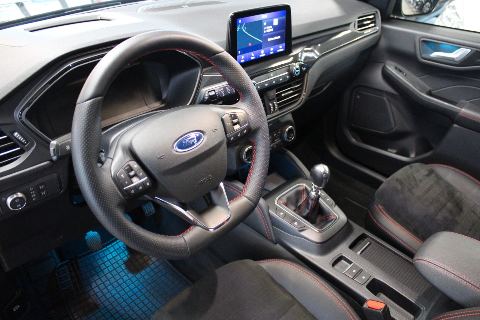 Fahrzeugabbildung Ford Kuga ST-Line X LED AHK Winter Technologie Paket