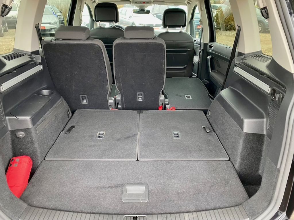 Fahrzeugabbildung Volkswagen Touran 1.5 TSI DSG 7-SITZER AAC AHK LED NAVI