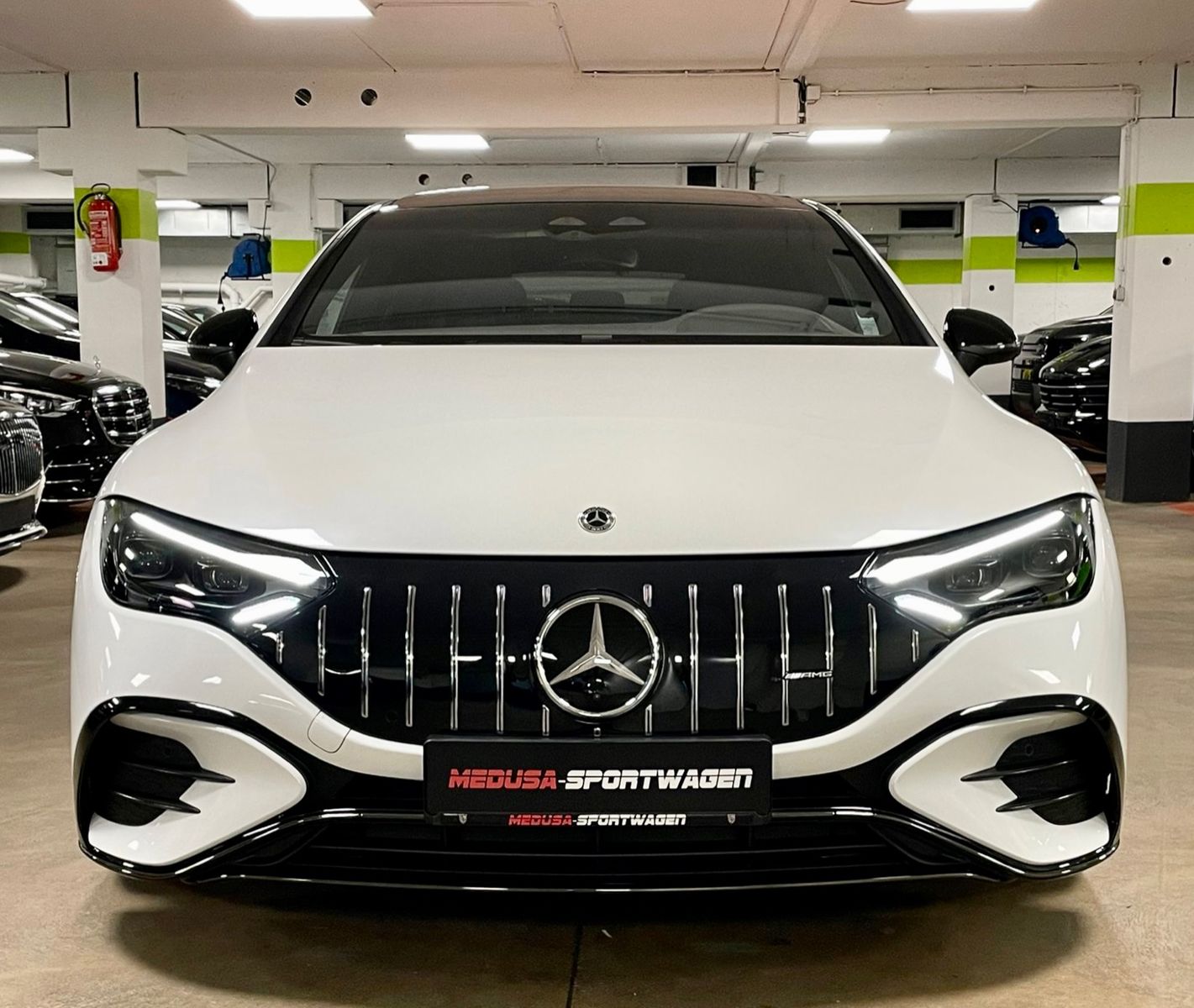 Fahrzeugabbildung Mercedes-Benz EQE AMG 43 4M HYPERSCREEN CARBON NIGHTPACK FULL!