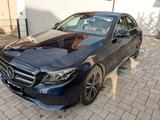 Mercedes-Benz E 200 9G-TRONIC Avantgarde - Mercedes-Benz E 200 mit Benzin-Antrieb: Blau