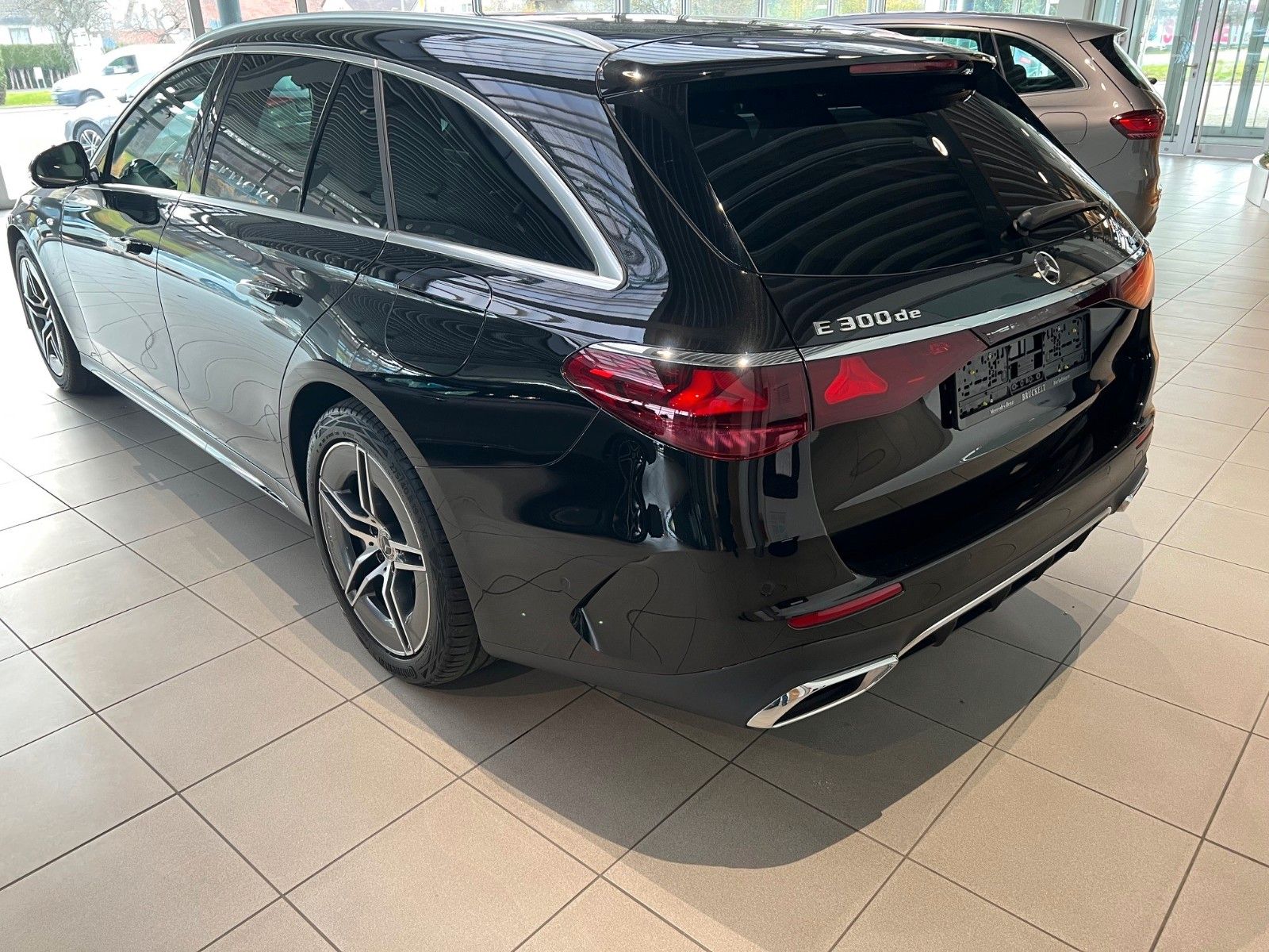 Mercedes-Benz E 300 de 4Matic AMG Line Premium Pano AHK Leder foto 4