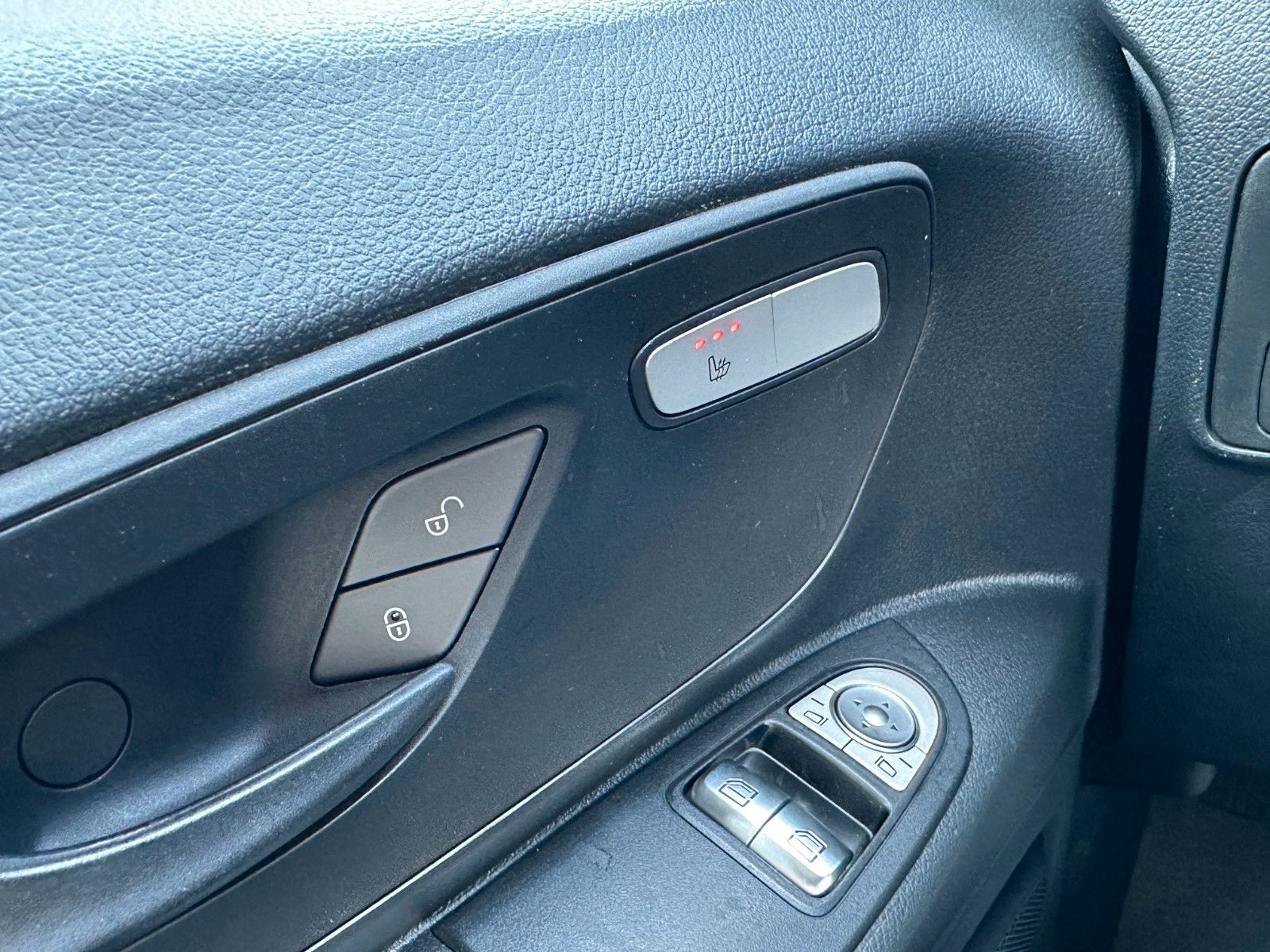 Fahrzeugabbildung Mercedes-Benz Vito 114 CDI Mixto Regal AHK Klima PARKTRONIC