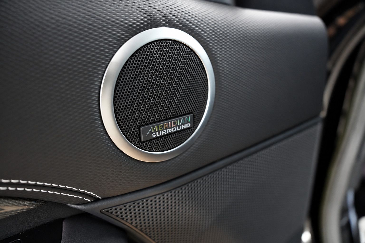 Fahrzeugabbildung Land Rover Discovery R-Dynamic AWD/7-SITZER/360'°Cam/AHK