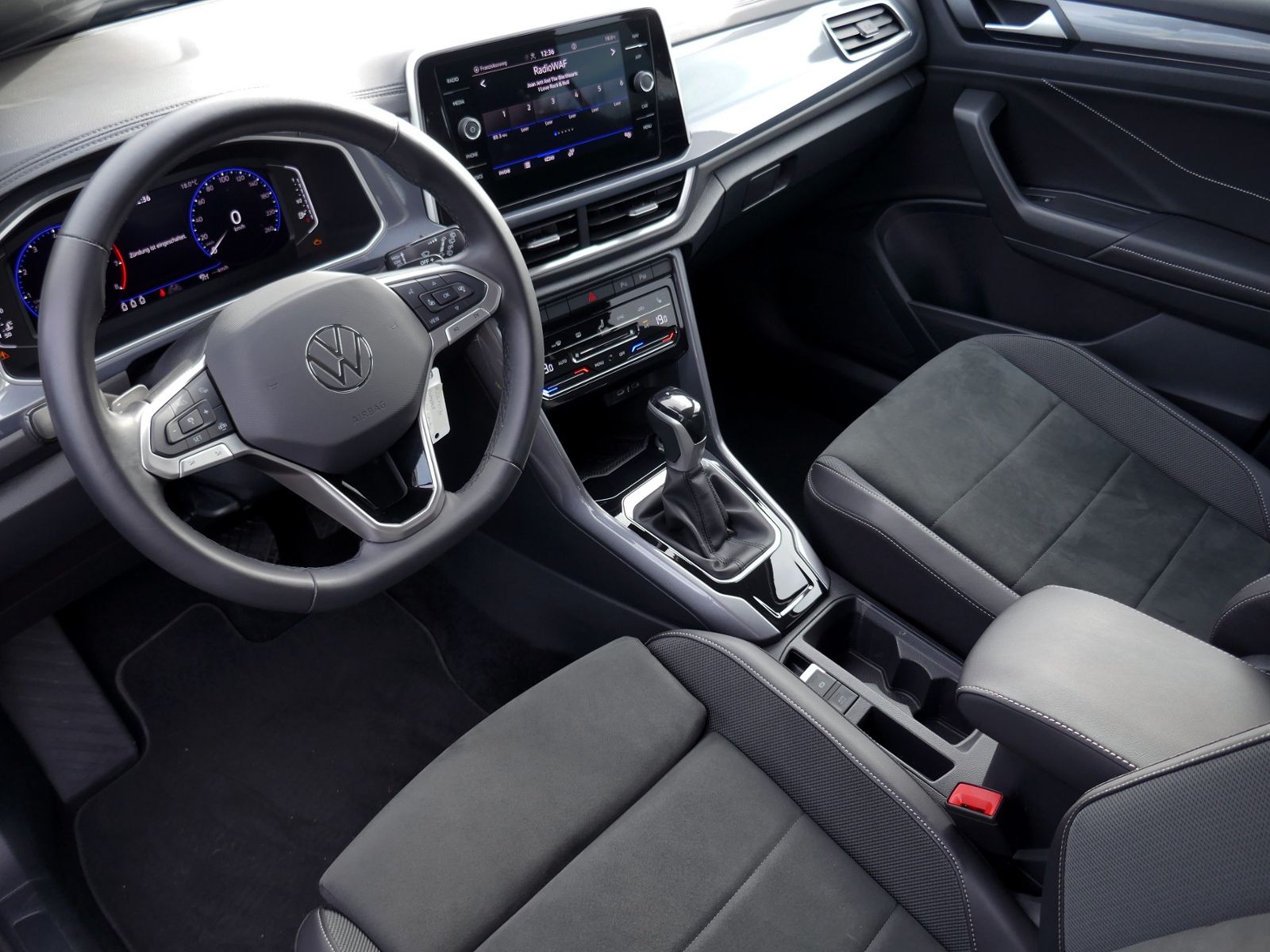 Fahrzeugabbildung Volkswagen T-Roc Style 1.5 TSI DSG | LED AHK RFK ACC