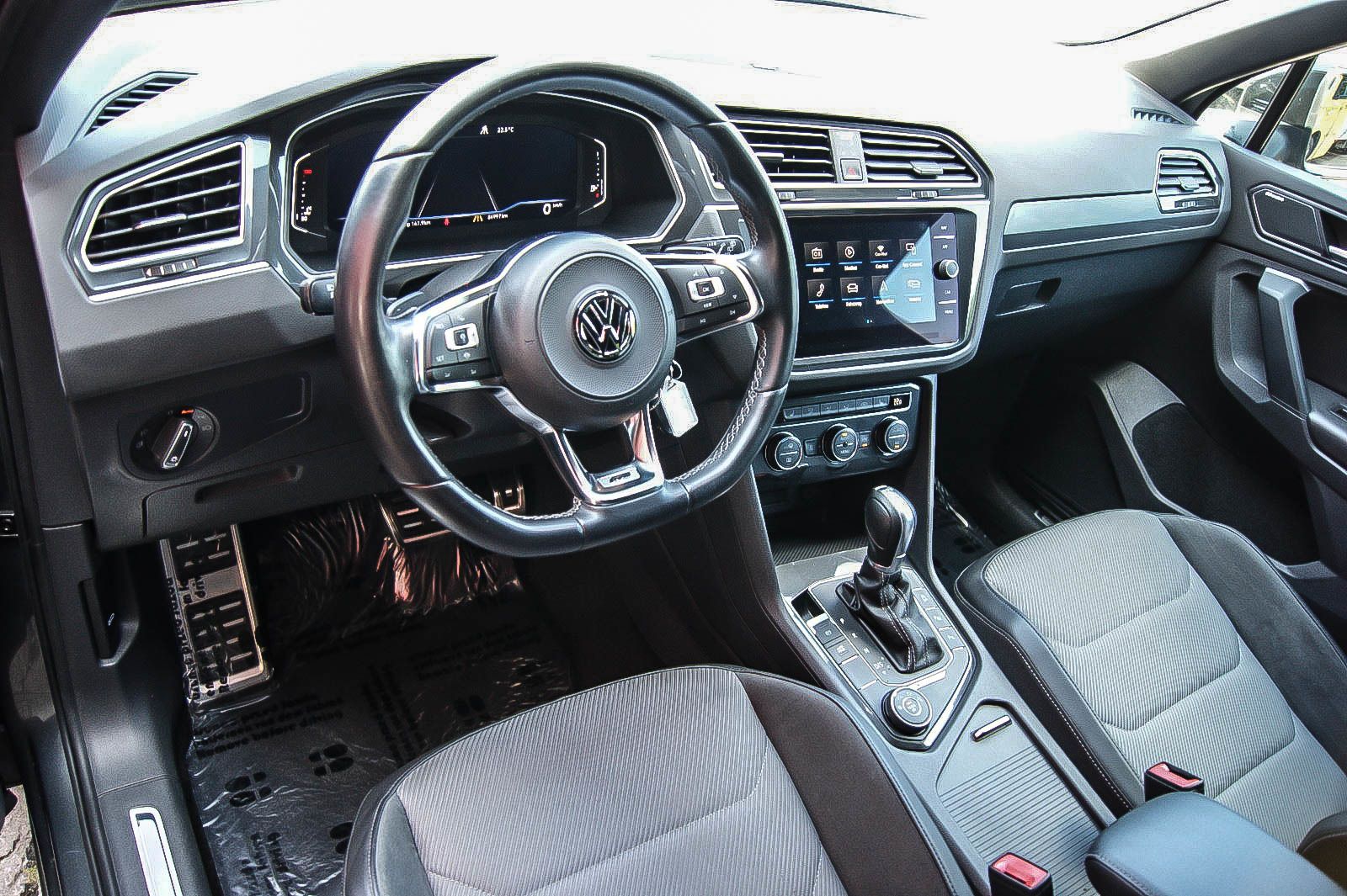 Fahrzeugabbildung Volkswagen Tiguan 20TDI 4Motion R-LINE BLACK STHZG LED ANHZ