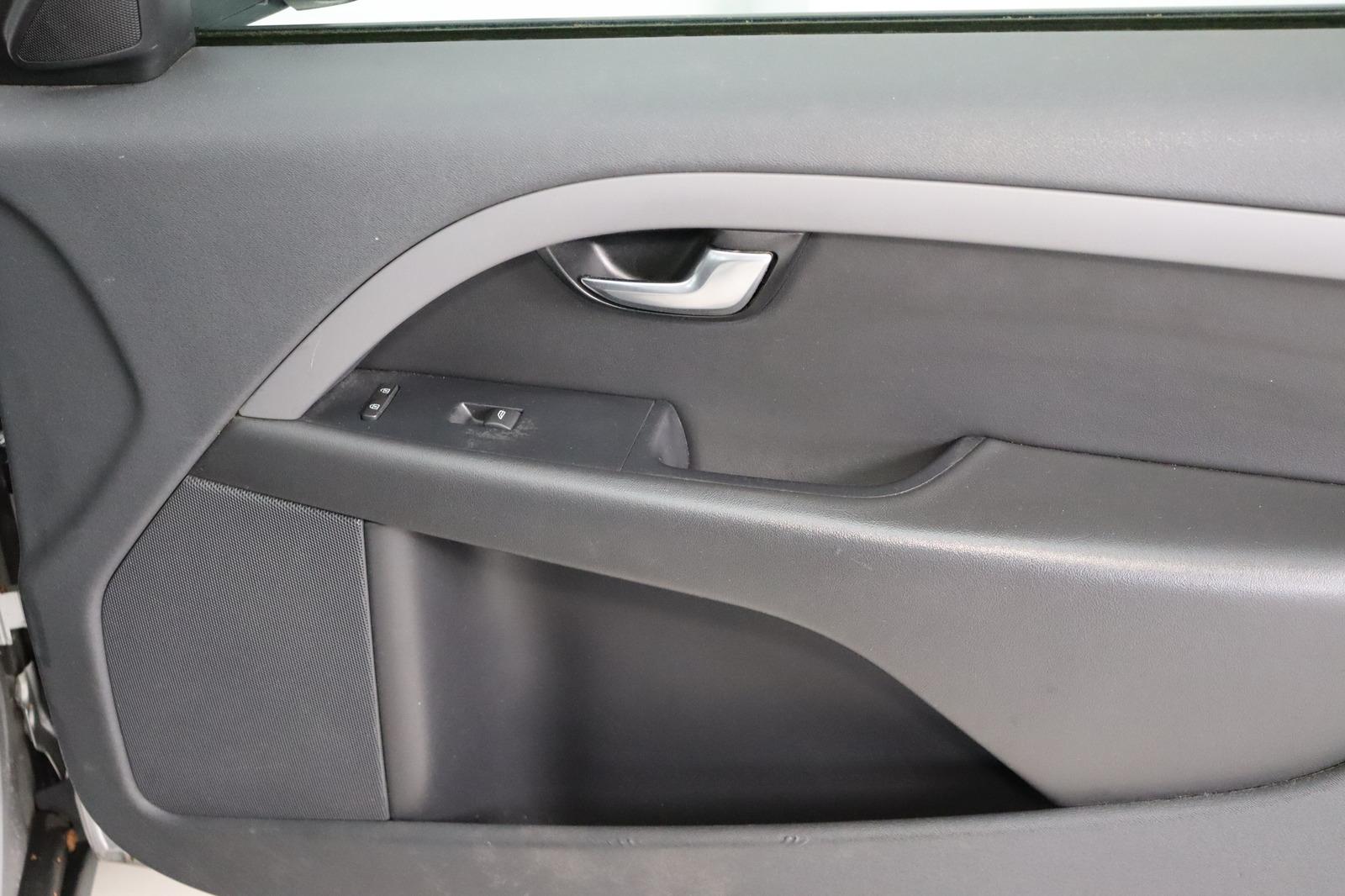Volvo V70 2010 — photo 13