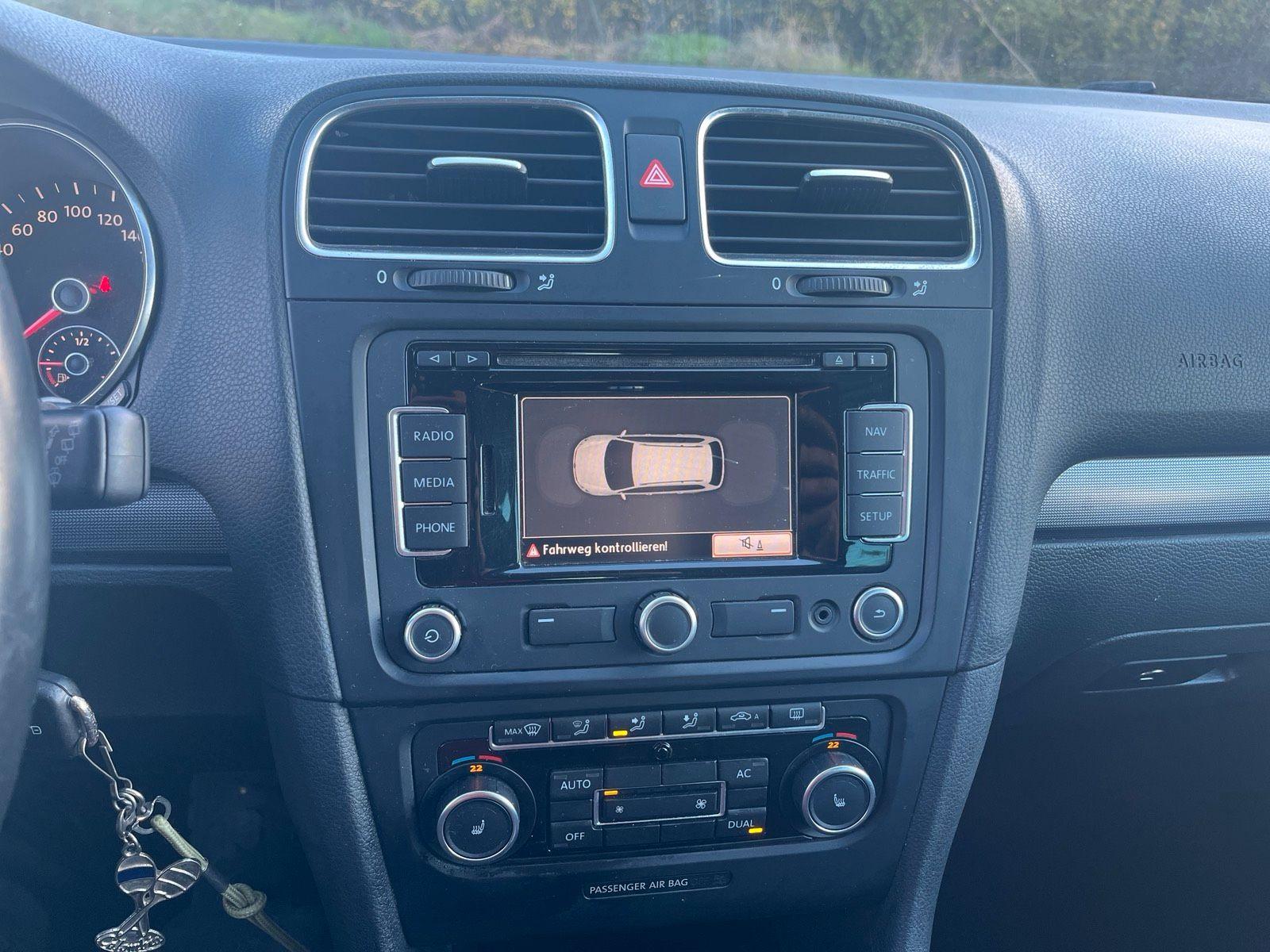 Volkswagen Golf 2012 — interior