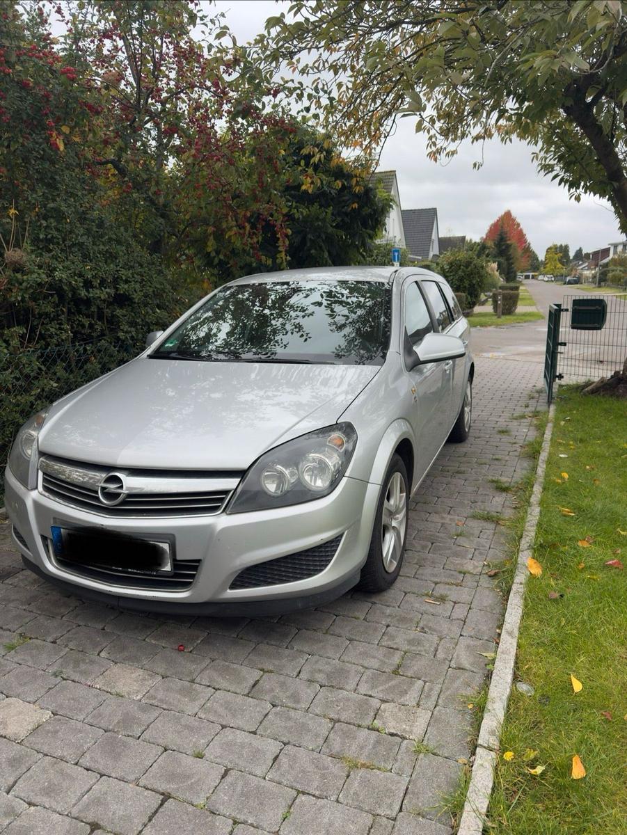 Opel Astra 2010 — interior