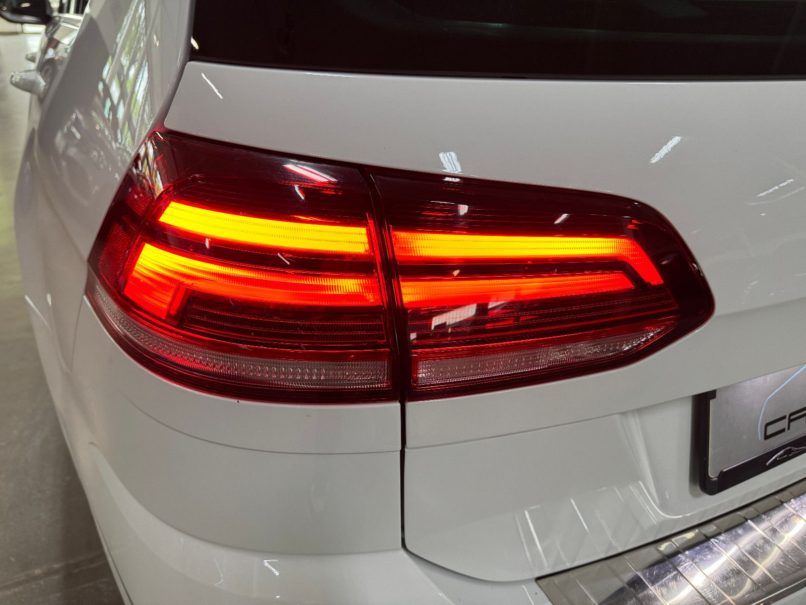 Fahrzeugabbildung Volkswagen Golf VARIANT 2.0 TDI DSG R-LINE SPORTPAKET VOLL