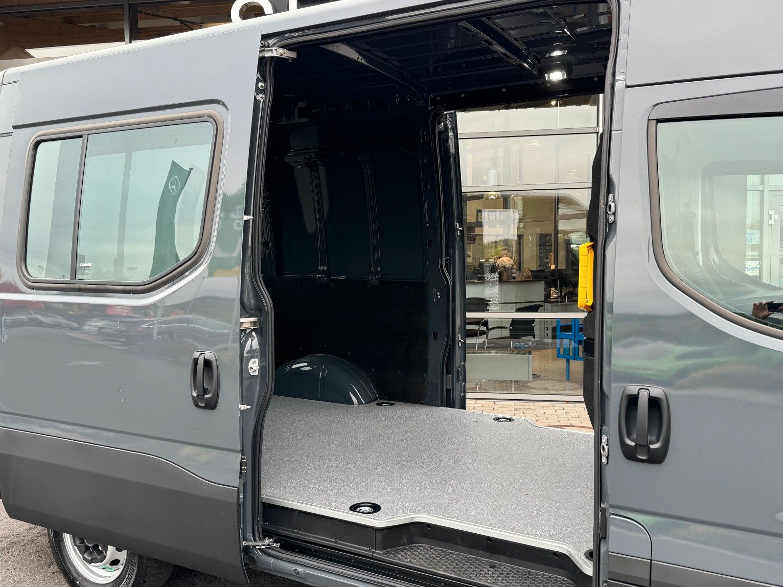 Fahrzeugabbildung Iveco Daily 35S18HA8 3.0L *R3.520mm*AHK*2xSchiebetür*