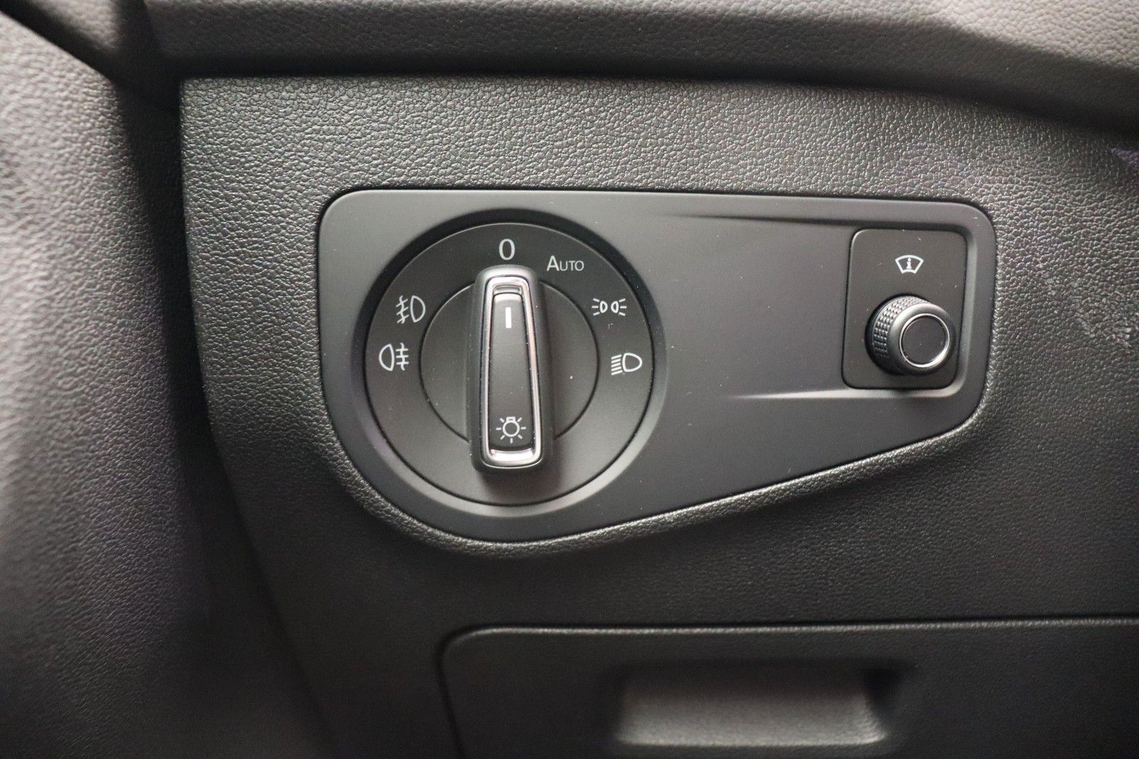 Fahrzeugabbildung Volkswagen Tiguan Highline 4M R-Line Black Style Head-upLED